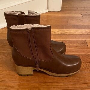 Like new brown Sherpa lined ankle boots.